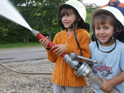 Kinder besuchen die Feuerwehr