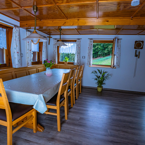 Das Wohnzimmer mit gro&szlig;em Tisch f&uuml;r gemeinsame Spielrunden oder essen. - 